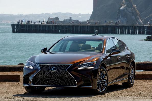 Полноразмерный люксовый седан Lexus LS 500