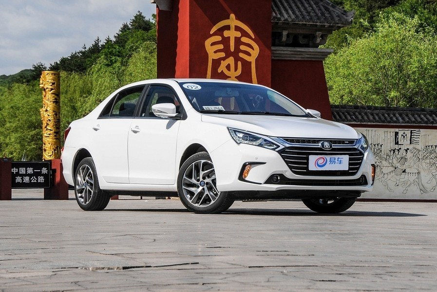 Обзор гибридного седана BYD Qin 100