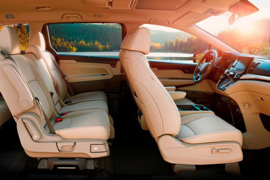 Обзор восьмиместного полноразмерного минивэна Honda Odyssey