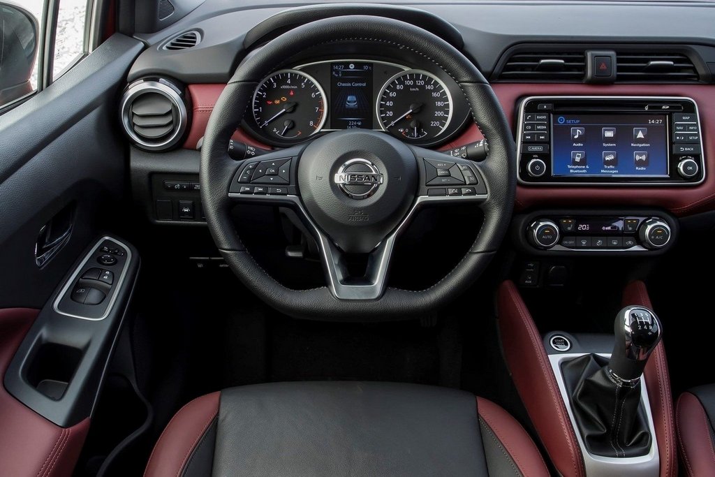 Обзор компактного хэтчбека Nissan Micra пятой генерации