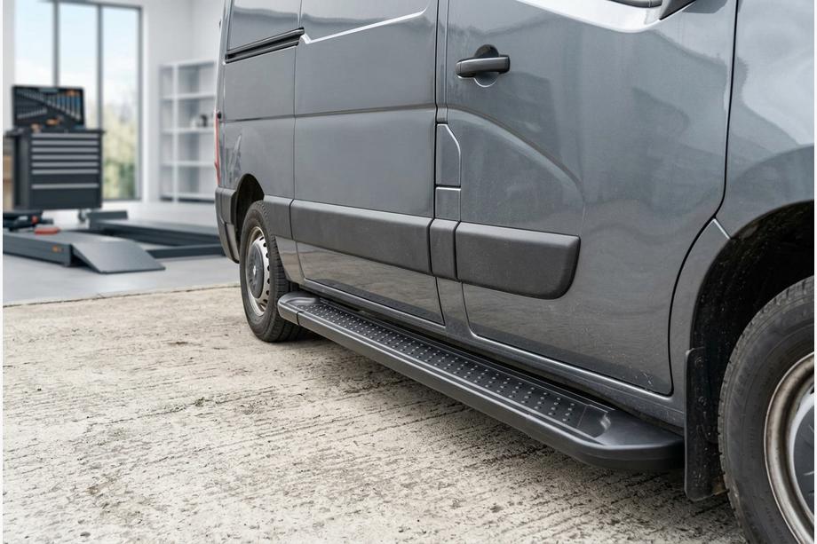 Nissan NV400 2010-2024 гг. Боковые Подножки Allmond Black (2 шт., Алюминий) Image