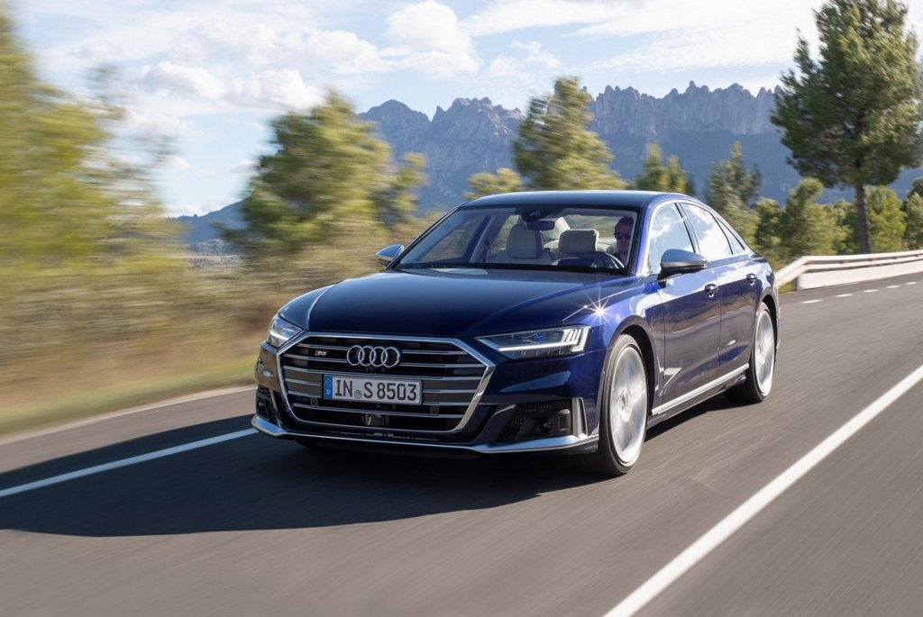 Спортивный люксовый седан Audi S8