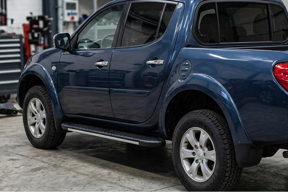 Mitsubishi L200 2006-2015 гг. Боковые пороги Bosphorus Grey (2 шт., алюминий) Image