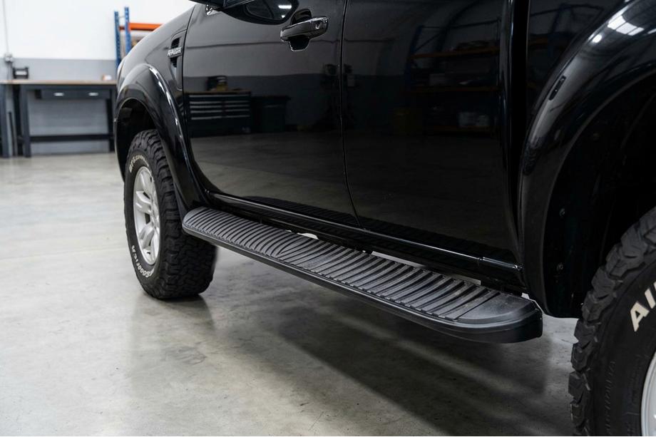 Ford Ranger 2007-2011 гг. Боковые Подножки Tayga Black (2 шт., Алюминий) Image