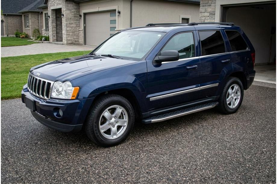 Jeep Grand Cherokee WK 2004-2010 гг. Боковые Подножки BlackLine (2 шт., Алюминий) Image