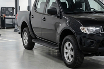Mitsubishi L200 2006-2015 гг. Боковые Подножки Tayga Black (2 шт., Алюминий) фото 1
