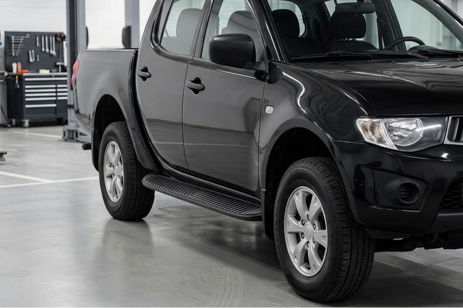 Mitsubishi L200 2006-2015 гг. Боковые Подножки Tayga Black (2 шт., Алюминий) Image