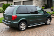 Chrysler Voyager 2001-2007 гг. Боковые Подножки Maydos V2 (2 шт., Алюминий) фото 1