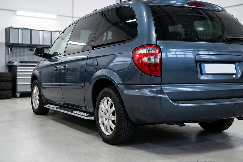 Chrysler Voyager 2001-2007 гг. Боковые Подножки Tayga V2 (2 шт., Алюминий) Image