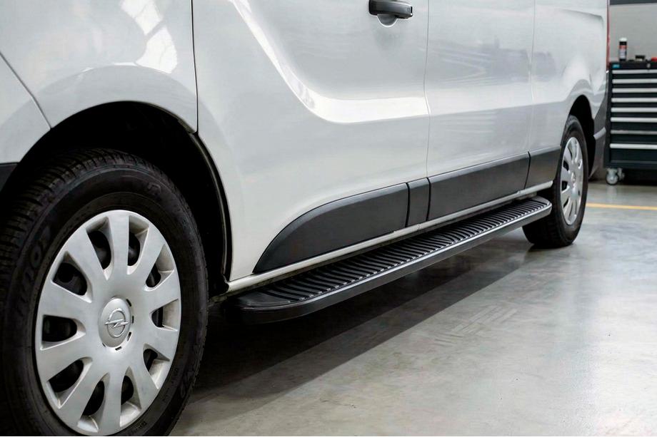 Opel Vivaro 2001–2015 гг. Боковые Подножки Tayga Black (2 шт., Алюминий) Image