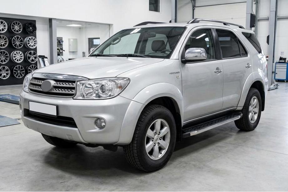 Toyota Fortuner 2006-2015 гг. Боковые Подножки BlackLine (2 шт., Алюминий) Image