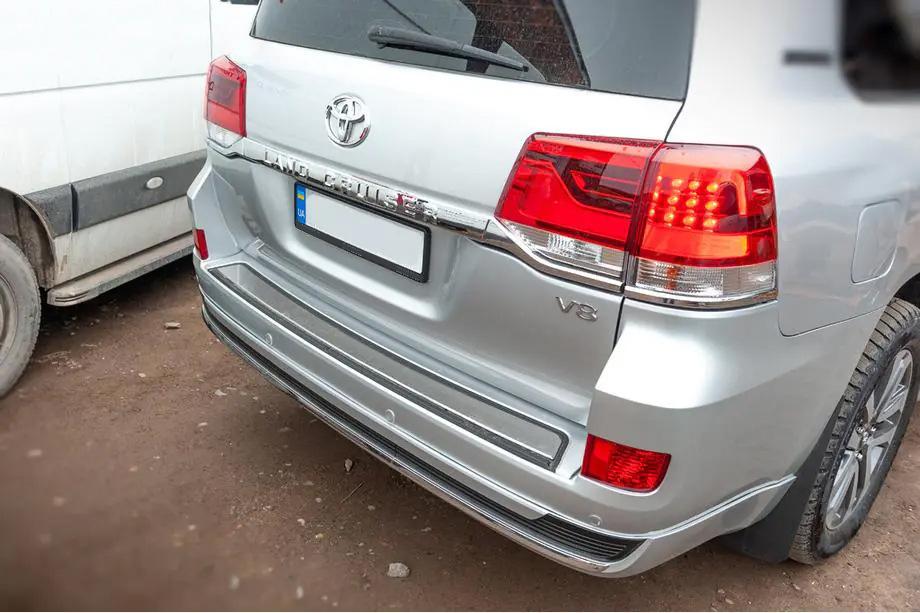 Toyota Land Cruiser 200 2007-2021 гг. Задние Фонари 2016-2021 (OEM Стандарт) Задний левый внутренний фонарь (крышка багажника) Фото 5