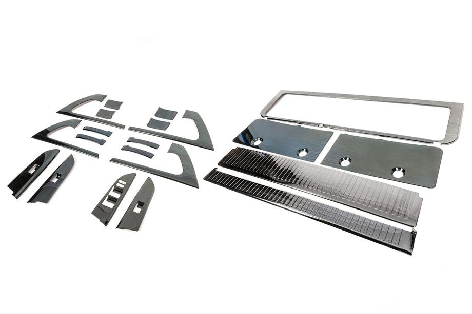 Toyota Land Cruiser 200 2007-2021 гг. Комплект вставок (тёмный шлифованный алюминий) Image