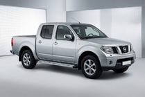 Nissan Navara 2006-2015 гг. Боковые Подножки Maya V4 (2 шт., Алюминий) фото 1