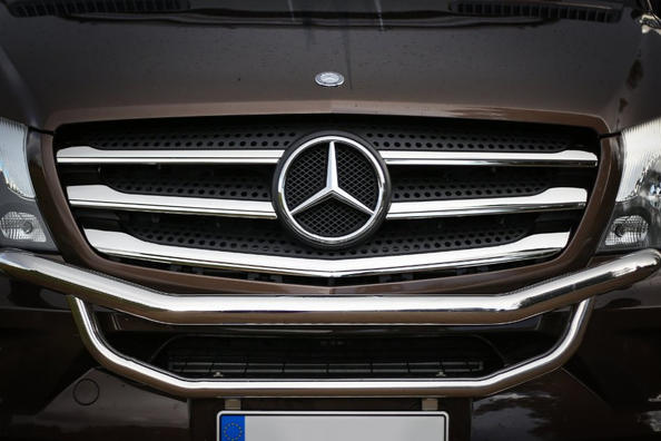 Хромированная накладка на радиаторную решетку автомобиля
