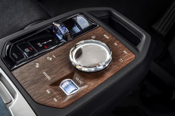 Электрический кроссовер BMW iX – технологический флагман немецкой марки фото 8