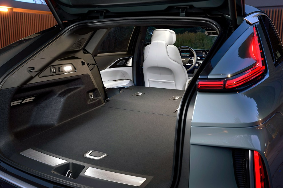Кроссовер Cadillac Lyriq – первый серийный электромобиль американской марки