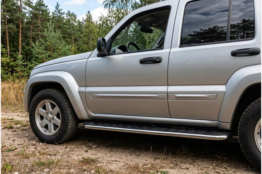 Jeep Cherokee/Liberty 2002-2007 гг. Боковые Подножки Maydos V1 (2 шт., Алюминий) Image