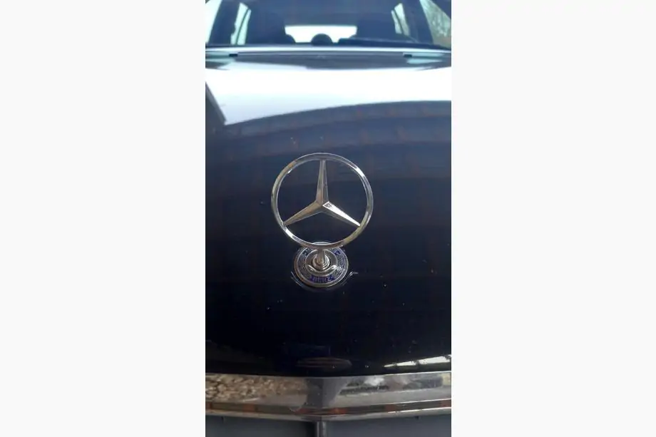 Mercedes C-class W203 2000-2007 гг. Эмблема прицел (с надписью) Image