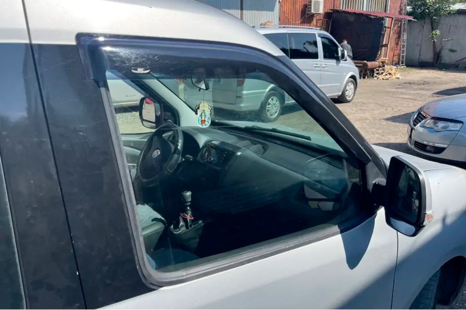 Opel Combo 2012-2018 гг. Ветровики на окна (2 шт, HIC) Image