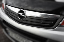 Opel Vivaro 2001–2015 гг. Зимняя накладка на решетку радиатора 2007-2015 (V2, верхняя) фото 1
