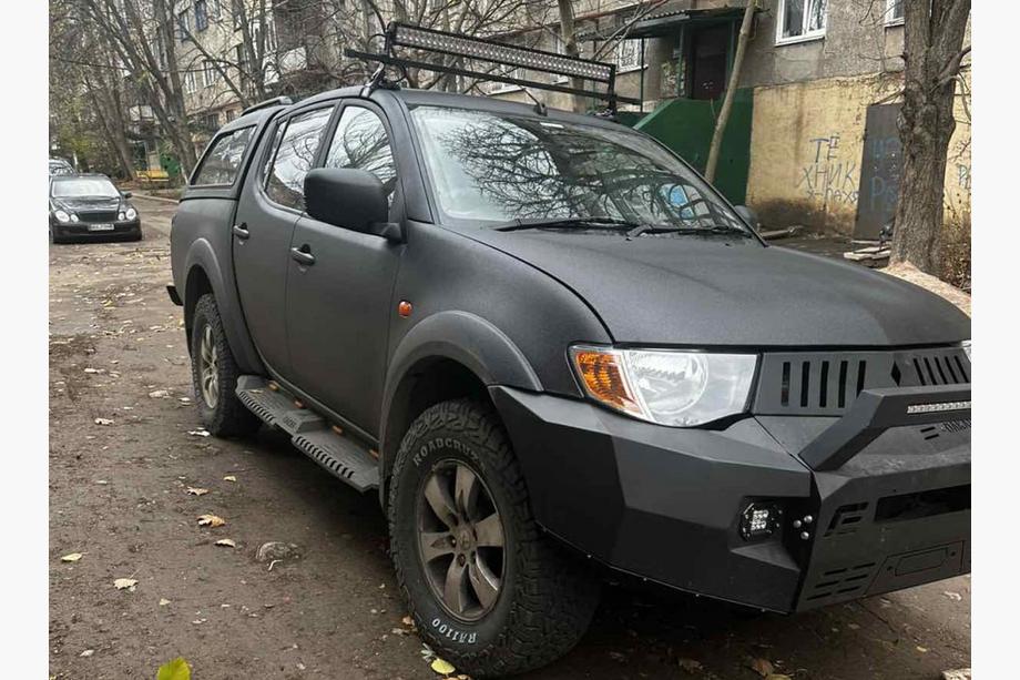 Mitsubishi L200 2015-2024 гг. Боковые пороги Dakar V2 с LED (2015-2019, 2 шт, металл) Фото 2