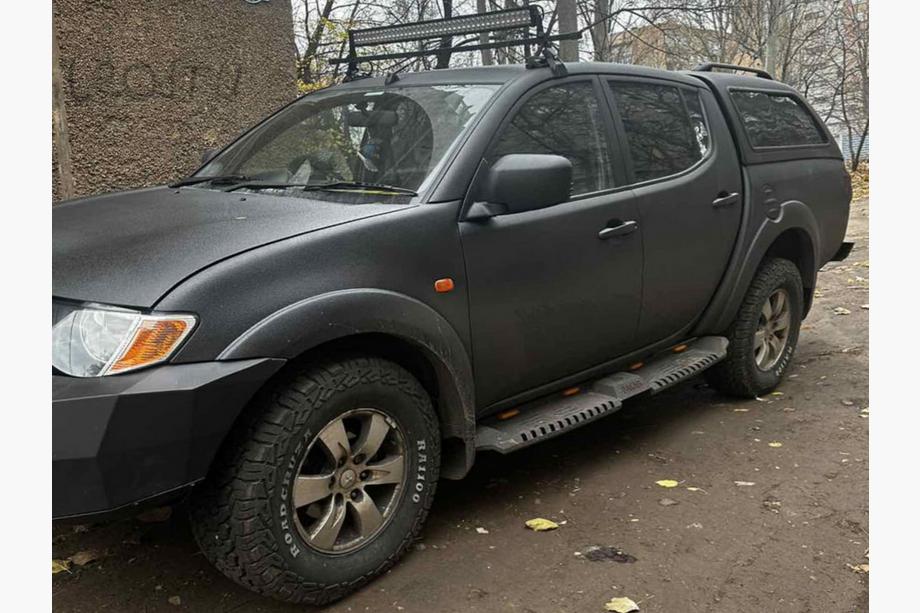 Mitsubishi L200 2015-2024 гг. Боковые пороги Dakar V2 с LED (2015-2019, 2 шт, металл) Image