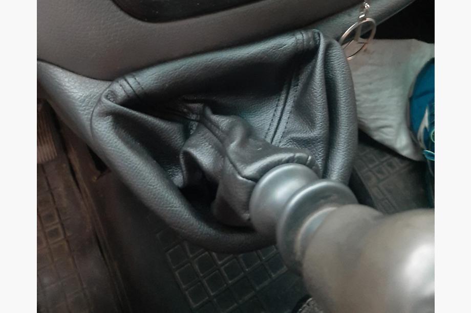 Mercedes Vito W639 2004-2014 гг. Чехол КПП с рамкой OEM (эко-кожа) Image