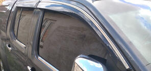 Nissan Navara 2006-2015 гг. Ветровики с хромированным молдингом (4 шт., Sunplex Chrome) фото 1