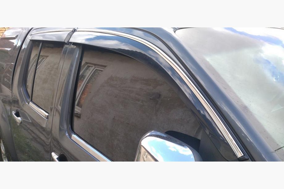 Nissan Navara 2006-2015 гг. Ветровики с хромированным молдингом (4 шт., Sunplex Chrome) Image