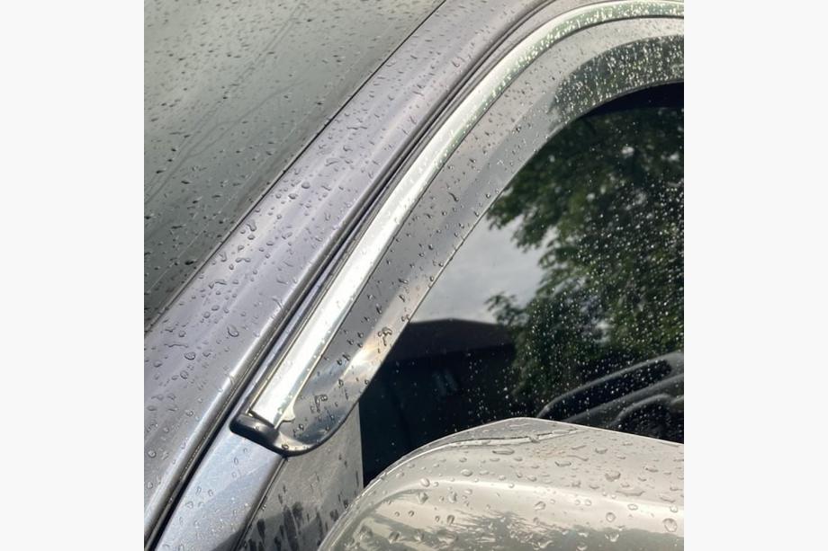 Toyota Hilux 2006-2015 гг. Ветровики с хромированным молдингом (4 шт., Sunplex Chrome) Image