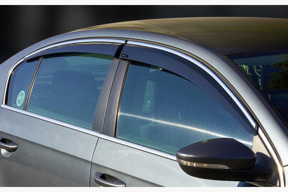 Volkswagen Passat B8 2015-2023 гг. Ветровики с хромированным молдингом SD (4 шт., Sunplex Chrome) Image