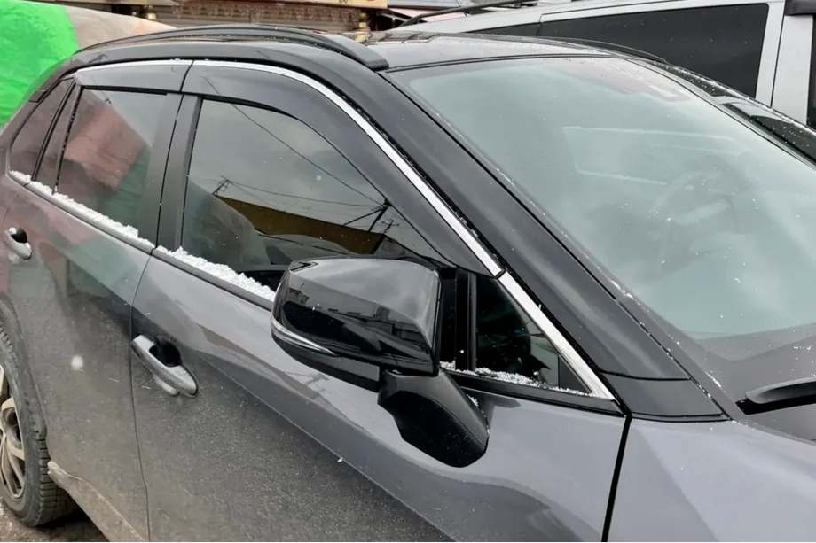 Toyota Rav 4 2019–2025 гг. Ветровики с хромированным молдингом (4 шт, HIC) Image