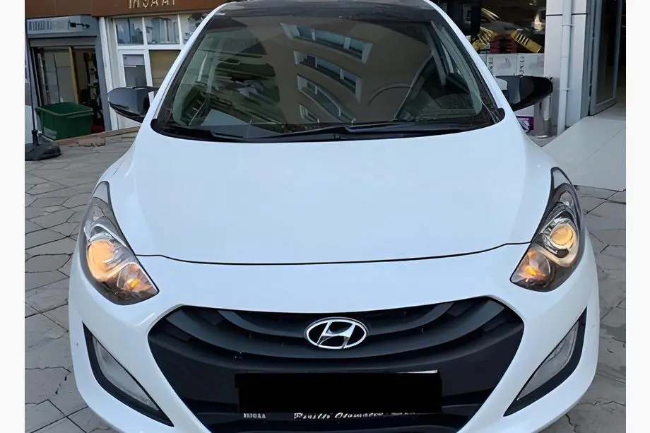 Hyundai Accent 2011-2017 гг. Накладки на зеркала без выреза под поворотник в стиле BMW (2 шт) Фото 1