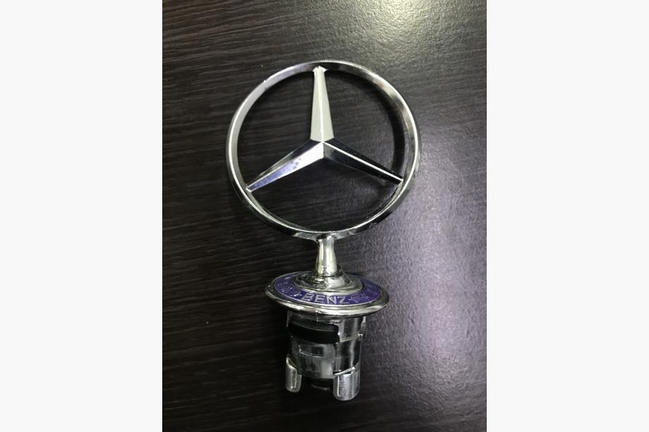 Mercedes S-class W140 1991-1998 гг. РАСПРОДАЖА! Эмблема прицел (с надписью) Image