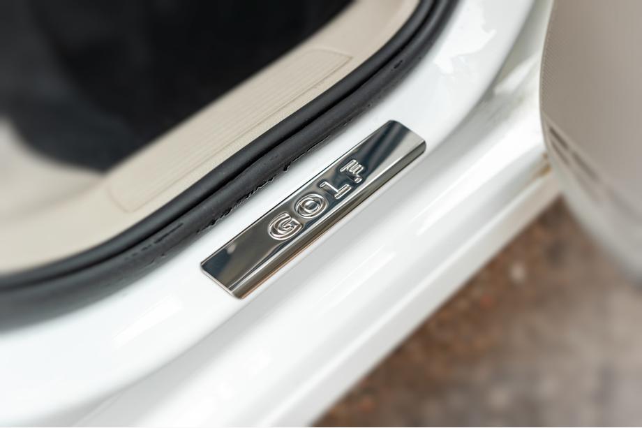Volkswagen Golf 7/E-Golf 2012-2020 гг. Накладки на пороги OmsaLine V2 (4 шт, нержавейка) Фото 3
