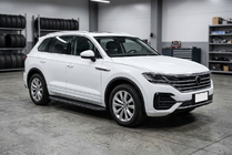 Volkswagen Touareg 2018- гг. Боковые Подножки Tayga Black (2 шт., Алюминий) фото 1