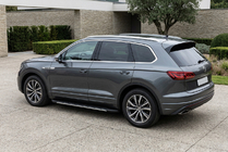 Volkswagen Touareg 2018- гг. Боковые пороги Bosphorus Grey (2 шт., алюминий) фото 1