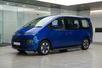 Hyundai Staria 2021- гг. Боковые Подножки Allmond Black (2 шт., Алюминий) фото 1