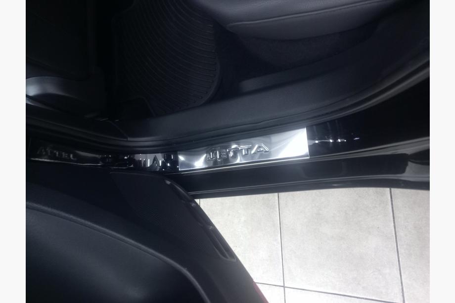 Volkswagen Jetta 2011-2018 гг. Накладки на пороги нержавейка Carmos V2 (4 шт) Фото 3
