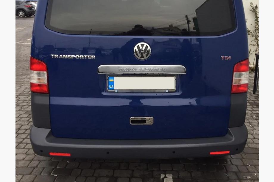 Volkswagen T5 Transporter 2003-2010 гг. Хромированная накладка над номером для двери багажника (с надписью, нержавейка) OmsaLine - Итальянская Нержавейка Image