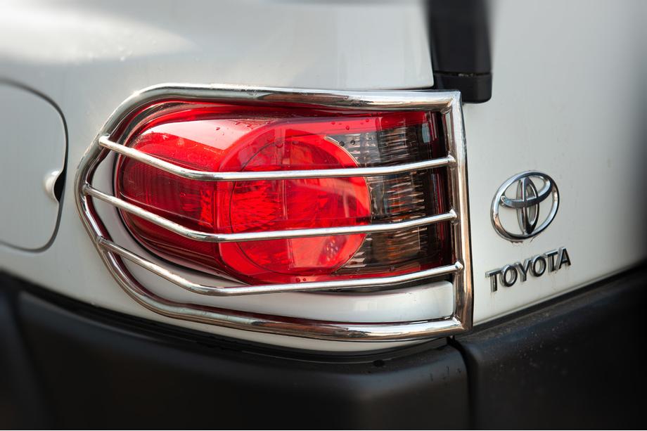 Toyota FJ Cruiser 2006-2022 гг. Защита задних фонарей (нержавейка, 2 шт) Фото 1